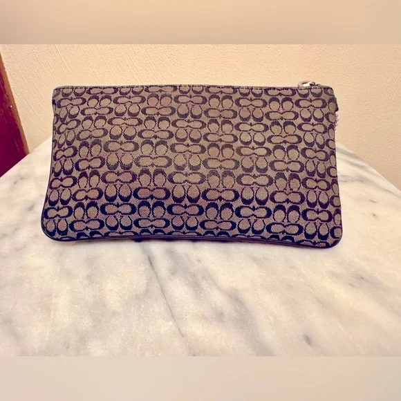 COACH Soho Brown and Black Mini Signature Buckle Wristlet EUC - Picture 4 of 10